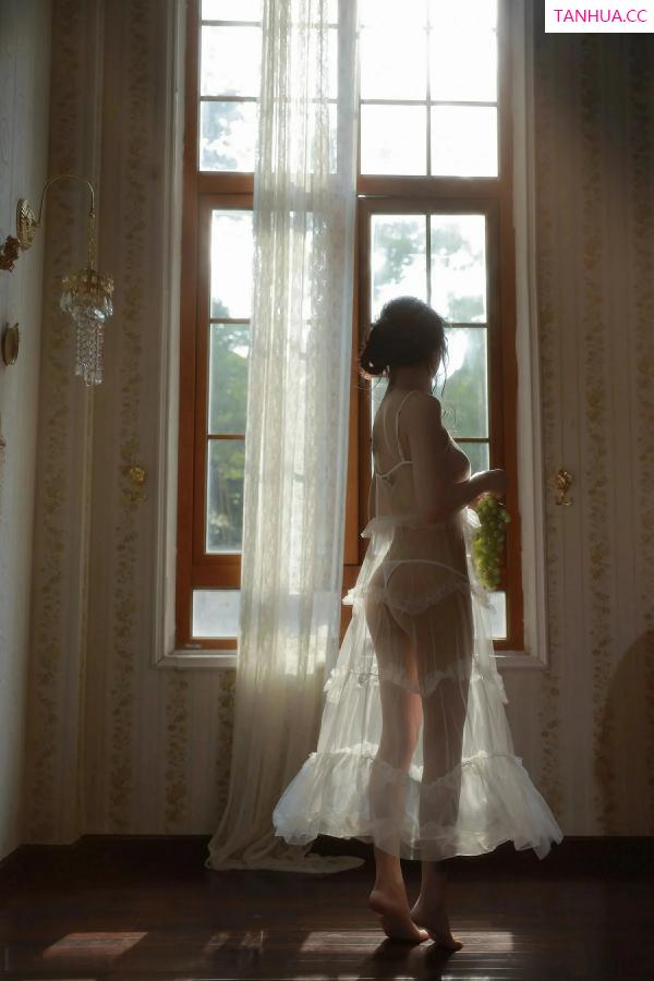 佘贝拉  [XiuRen]高清写真图 2025.09.24 No.10799 佘贝拉Bella 连衣短裙第3张图片